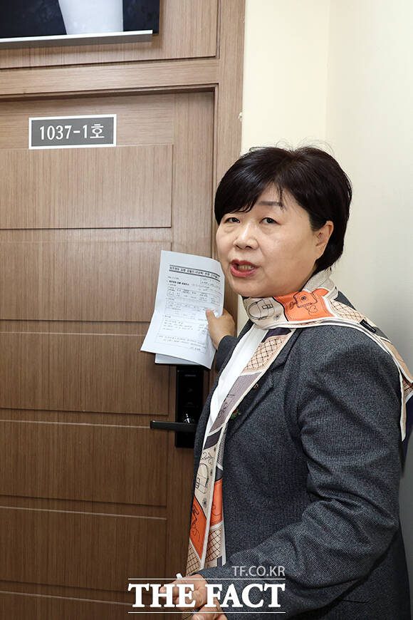 중앙지검 영상녹화조사실 확인하는 조작기소 국조특위 위원들.