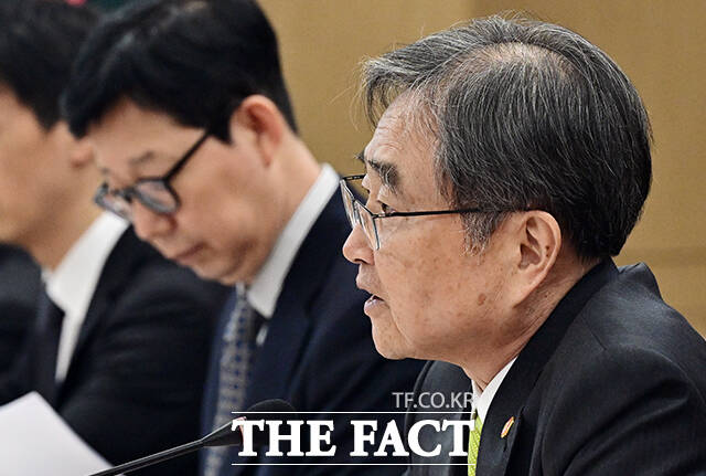 조현 외교부 장관(왼쪽)이 9일 오후 서울 종로구 외교부에서 열린 중동 전쟁 관련 전문가 간담회에 참석해 모두발언을 하고 있다. /임영무 기자