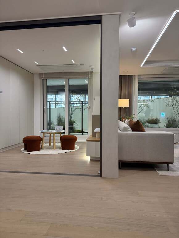 삼성물산은 9일 고객 취향에 맞는 소재의 질감과 색상을 구현할 수 있는 마감재 기술 '넥스트 머티리얼(Next Material)'을 공개했다. 사진은 래미안 엘라비네 적용 예정인 '넥스트 마루'. /삼성물산