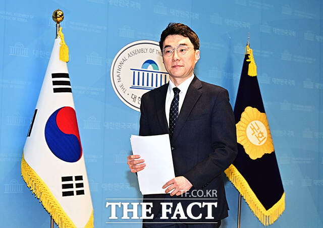 김남국 더불어민주당 대변인이 9일 오전 서울 여의도 국회 소통관에서 열린 기자회견에 참석해 6·3 지방선거와 동시에 실시되는 경기 안산갑 국회의원 보궐선거에 출마 의사를 밝히고 있다. /국회=배정한 기자