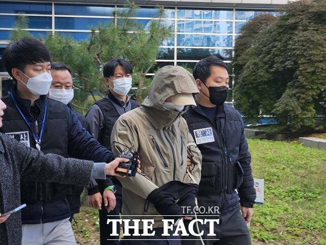 서울북부지법 형사합의14부(오병희 부장판사)는 9일 살인 및 살인미수 혐의로 재판에 넘겨진 김모 씨에게 무기징역을 선고했다. 15년간 위치추적 전자장치 부착 명령도 내렸다. /이다빈 기자