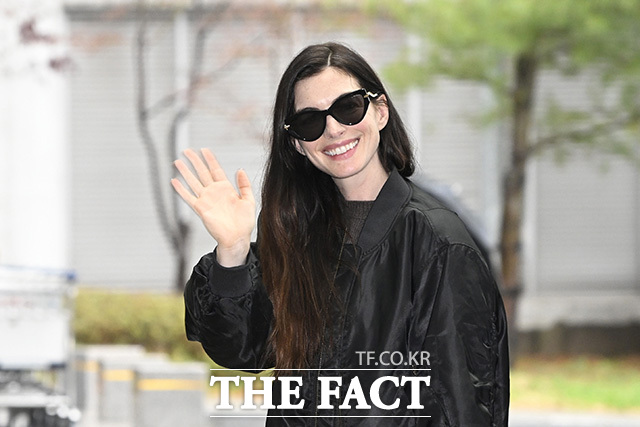 앤 해서웨이가 팬들에게 인사를 하고 있다.