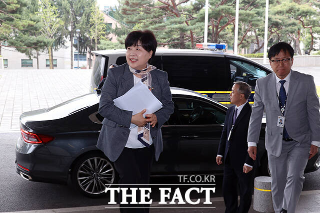 서울중앙지검 도착한 서영교 국조특위 위원장.