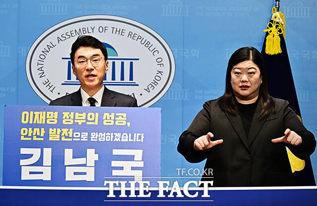 김남국 더불어민주당 대변인이 9일 오전 서울 여의도 국회 소통관에서 열린 기자회견에 참석해 6·3 지방선거와 동시에 실시되는 경기 안산갑 국회의원 보궐선거에 출마 의사를 밝히고 있다. /국회=배정한 기자