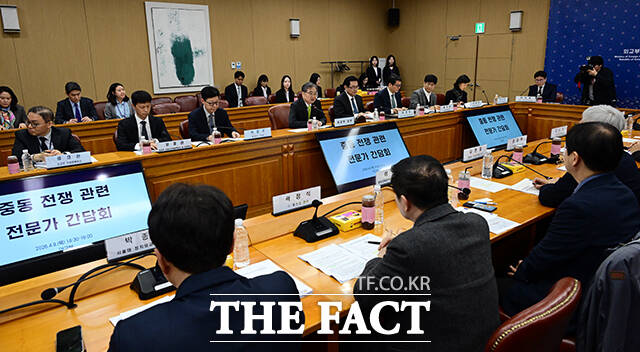 조현 외교부 장관(왼쪽)이 9일 오후 서울 종로구 외교부에서 열린 중동 전쟁 관련 전문가 간담회에 참석해 모두발언을 하고 있다. /임영무 기자