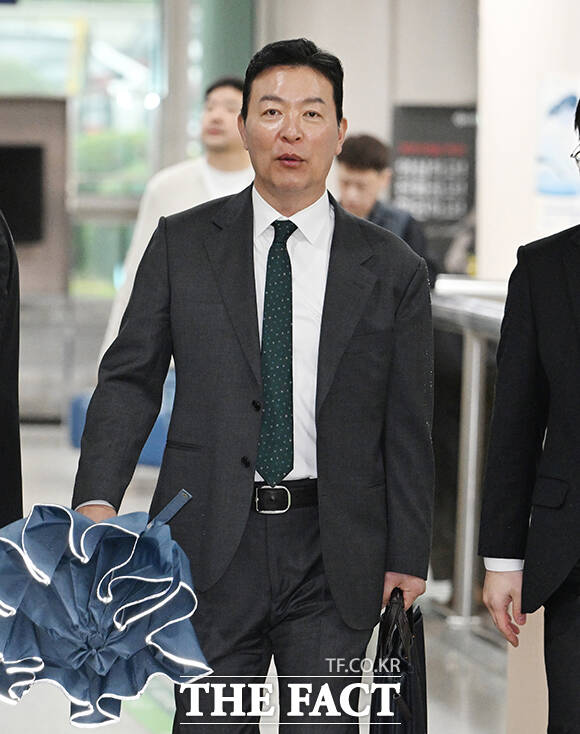 윤석열 전 대통령 체포방해 혐의를 받는 김성훈 전 대통령경호처 차장이 9일 오후 서울 서초구 서울중앙지방법원에서 열린 공판에 출석하고 있다. /박헌우 기자