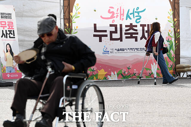 서울시는 장애인의 날을 앞두고 '동행서울 누리축제'를 열어 체험·공연·일자리 지원과 복지상 시상을 통해 장애인과 비장애인의 화합과 인식 개선을 도모했다. 사진은 '2024 동행서울 누리축제'의 모습. /서예원 기자