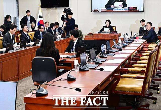 최민희 과방위원장이 9일 오전 서울 여의도 국회에서 열린 과학기술정보방송통신위원회 전체회의에 참석해 회의를 주재하고 있다. /국회=배정한 기자