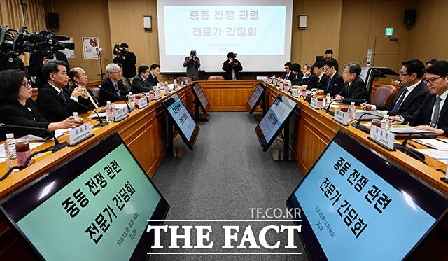 조현 외교부 장관(왼쪽)이 9일 오후 서울 종로구 외교부에서 열린 중동 전쟁 관련 전문가 간담회에 참석해 모두발언을 하고 있다. /임영무 기자