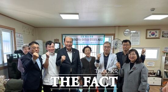 박형덕 동두천시장(왼쪽 4번째)과 로하스요양병원 관계자들이 최근 찾아가는 어르신 주치의 사업 봉사활동을 위해 동두천시 남산할머니경로당을 방문, 의료 서비스를 제공한 뒤 기념 촬영을 하고 있다. /동두천시