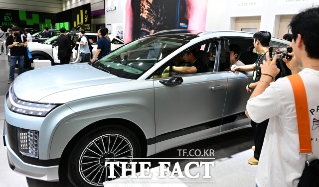 전기차 보조금이 산업기여도 중심으로 개편되면서 수입차 지급 축소 가능성이 제기되는 가운데 국내 산업 보호 정책으로 평가와 논란이 동시에 확산되고 있다. /이새롬 기자