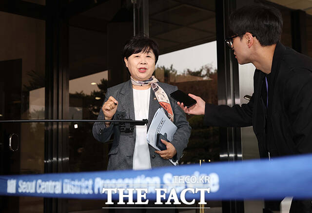 취재진 질의에 답변하는 서영교 국조특위 위원장.