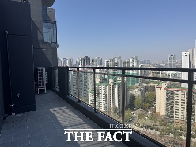 펜트하우스 복층에는 한강을 조망할 수 있는 넓은 테라스가 마련돼 있다. /황준익 기자