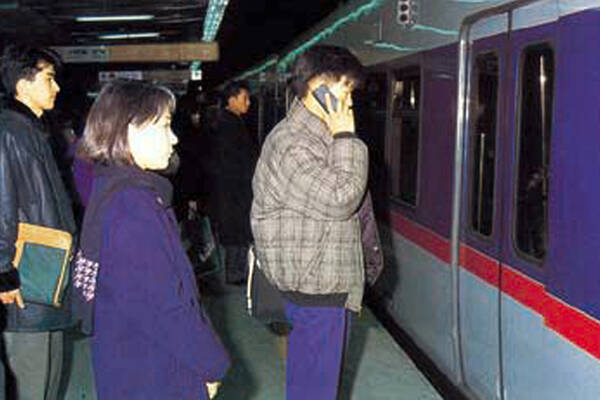 SK텔레콤은 1996년 10월부터 지하철 2호선 4개 역사와 지하상가 등 전파 음영지역에 순차적으로 디지털 이동전화 서비스를 개시했다. 사진은 고객이 지하철을 기다리며 이동전화 서비스를 이용하는 모습이다. /SK텔레콤