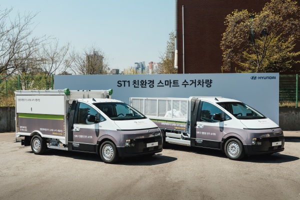 ST1 친환경 스마트 수거차량 덤핑형(왼쪽), 무빙플로어형(오른쪽)의 모습. /현대차