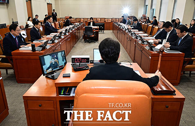 임이자 재경위원장이 9일 오후 서울 여의도 국회에서 열린 재정경제기획위원회 전체회의에 참석해 안건을 상정하고 있다. /국회=배정한 기자