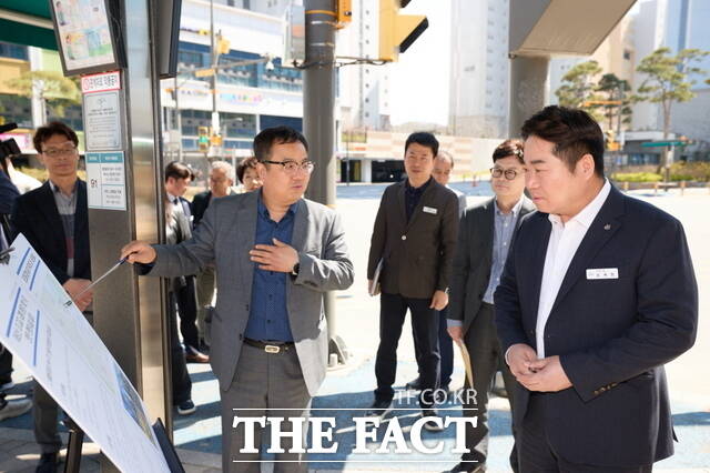 오세현 아산시장이 배방읍 세교리 이순신초·고등학교 현장을 점검하고 있는 모습. /아산시