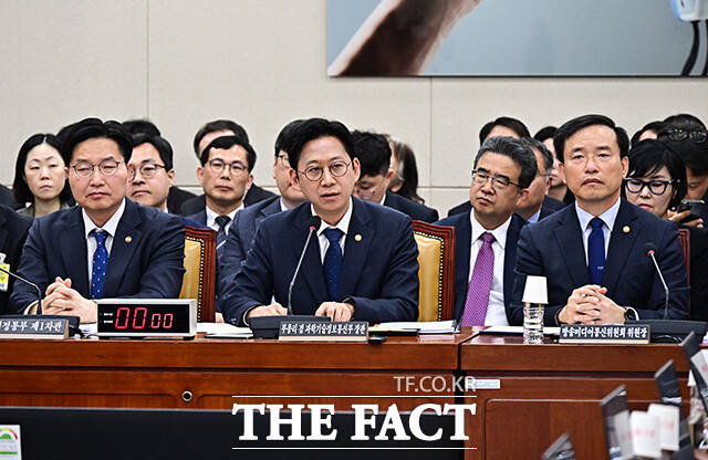 질의에 답변하는 배경훈 부총리 겸 과학기술정보통신부 장관(가운데).