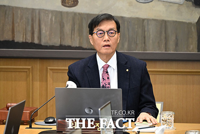 이창용 한국은행 총재가 지난 4월 26일 서울 중구 한국은행 본관에서 금융통화위원회 본회의를 주재하고 있다. /사진공동취재단