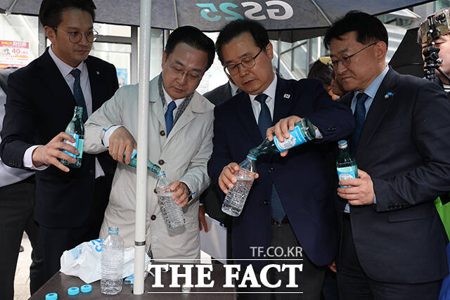 '당시 쌍방울 직원이 소주를 사서 생수병에 넣었다'는 주장을 재연하는 국조특위 위원들.