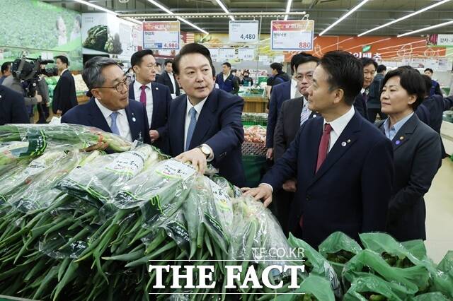 2024년 3월 18일 당시 윤석열 대통령이 서울 서초구의 한 마트를 방문해 대파 등 채소 물가를 점검하는 모습. 이 자리에서 윤 대통령은