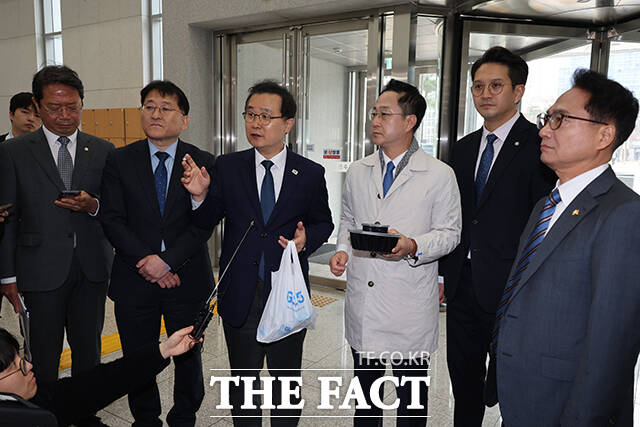 수원지검 들어서기 전 발언하는 이건태 의원.