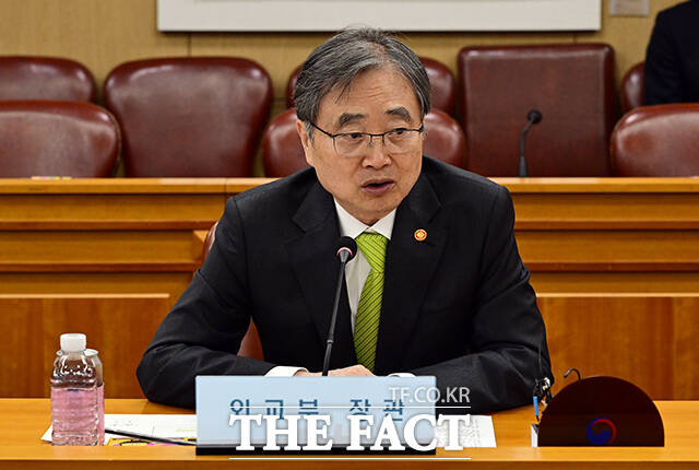 조현 외교부 장관(왼쪽)이 9일 오후 서울 종로구 외교부에서 열린 중동 전쟁 관련 전문가 간담회에 참석해 모두발언을 하고 있다. /임영무 기자