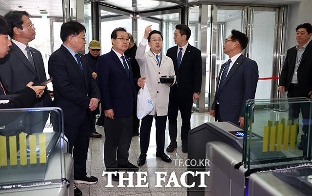 연어회 덮밥과 편의점에서 산 소주를 들고 수원지검 들어서는 국조특위 위원들.