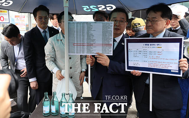 쌍방울 직원 법인카드 내역 설명하는 이건태 의원.