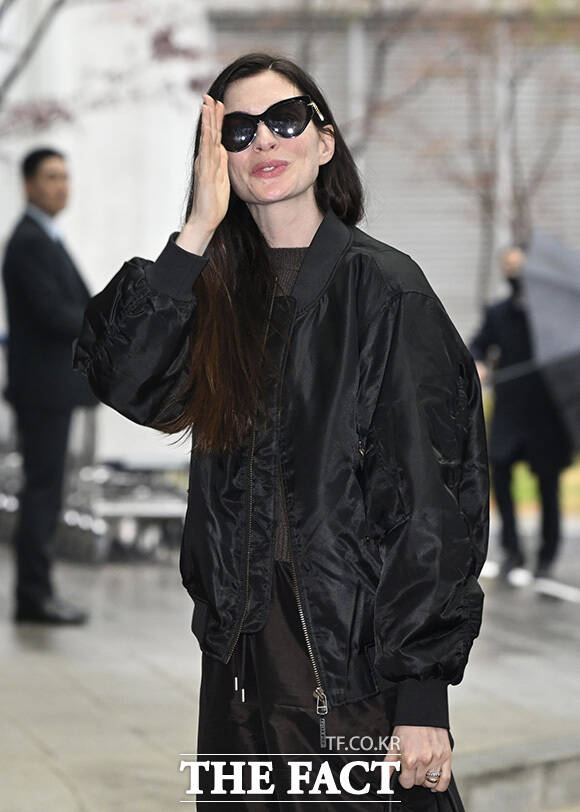 앤 해서웨이가 팬들에게 인사를 하고 있다.