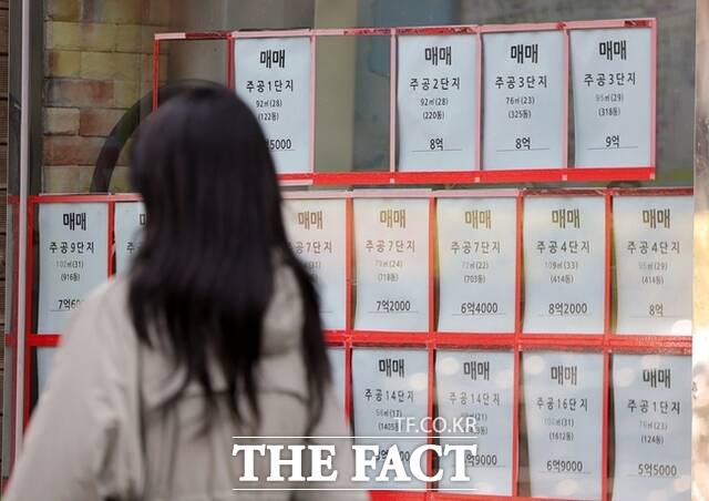 경·공매 데이터 전문기업 지지옥션이 발표한 '2026년 3월 경매동향' 보고서에 따르면 서울 아파트 낙찰가율은 전월(101.7%)보다 2.4%포인트 하락한 99.3%를 기록했다. /뉴시스