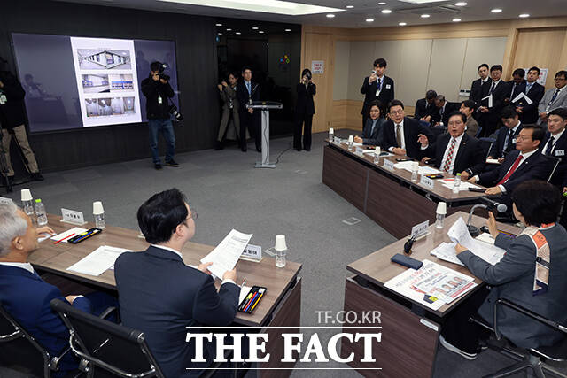 국회 윤석열 정권 정치검찰 조작기소 의혹 진상규명을 위한 국정조사 특별위원회가 9일 서울중앙지검에 대한 현장조사에 나선 가운데 서영교 위원장과 신동욱, 송석준 위원이 설전을 벌이고 있다. /국회사진기자단
