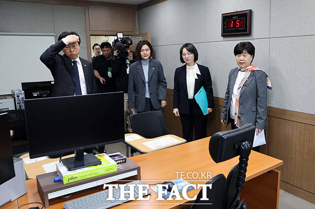 중앙지검 영상녹화조사실 확인하는 조작기소 국조특위 위원들.