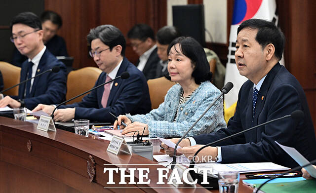 구윤철 부총리 겸 재정경제부 장관(왼쪽)이 10일 오전 서울 종로구 정부서울청사에서 열린 비상경제본부회의 겸 경제관계장관회의에 참석해 모두발언을 하고 있다. /임영무 기자