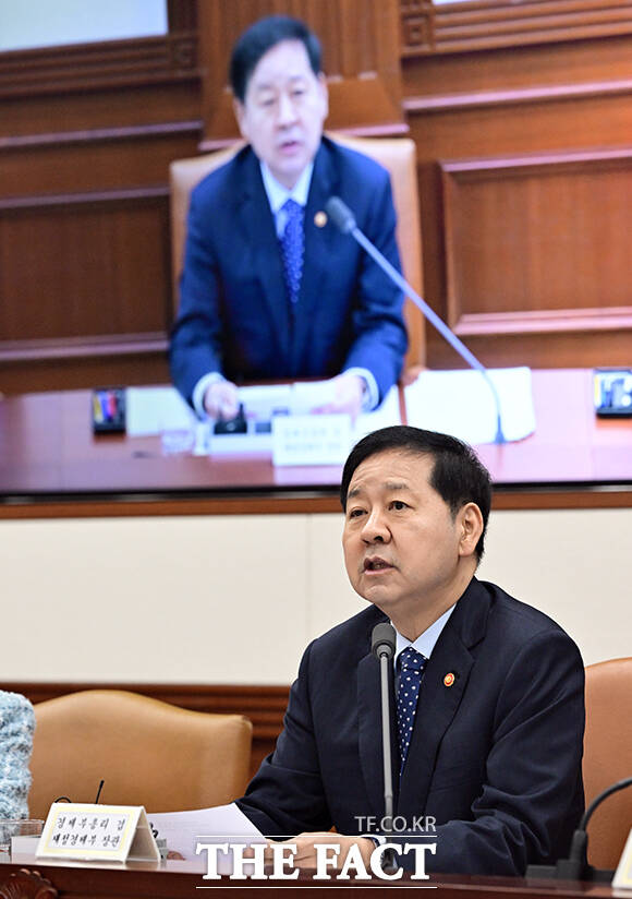 구윤철 부총리 겸 재정경제부 장관(왼쪽)이 10일 오전 서울 종로구 정부서울청사에서 열린 비상경제본부회의 겸 경제관계장관회의에 참석해 모두발언을 하고 있다. /임영무 기자