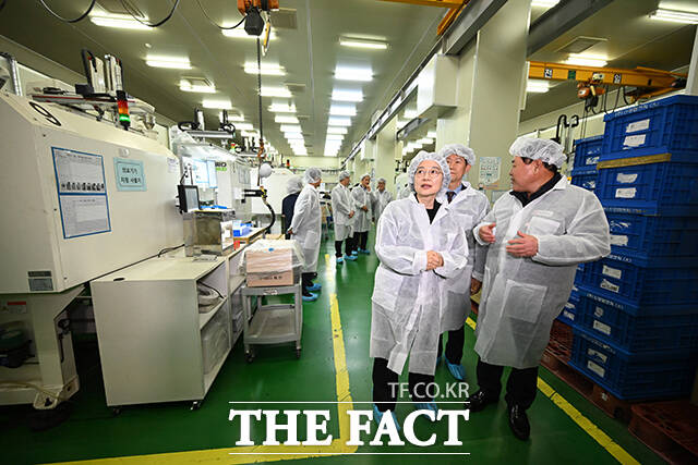 한성숙 중소벤처기업부 장관이 10일 오전 경기 부천시의 플라스틱 사출 중소기업 신광엠앤피를 방문해 플라스틱의 원재료를 살펴보고 있다. /부천=남윤호 기자