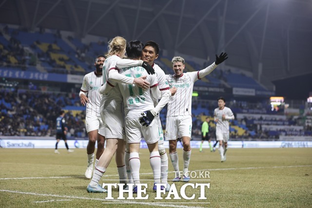 2연패의 부진을 딛고 주막 강원전에서 반전을 노리고 있는 대전 선수들./K리그