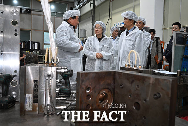 한성숙 중소벤처기업부 장관이 10일 오전 경기 부천시의 플라스틱 사출 중소기업 신광엠앤피를 방문해 플라스틱의 원재료를 살펴보고 있다. /부천=남윤호 기자