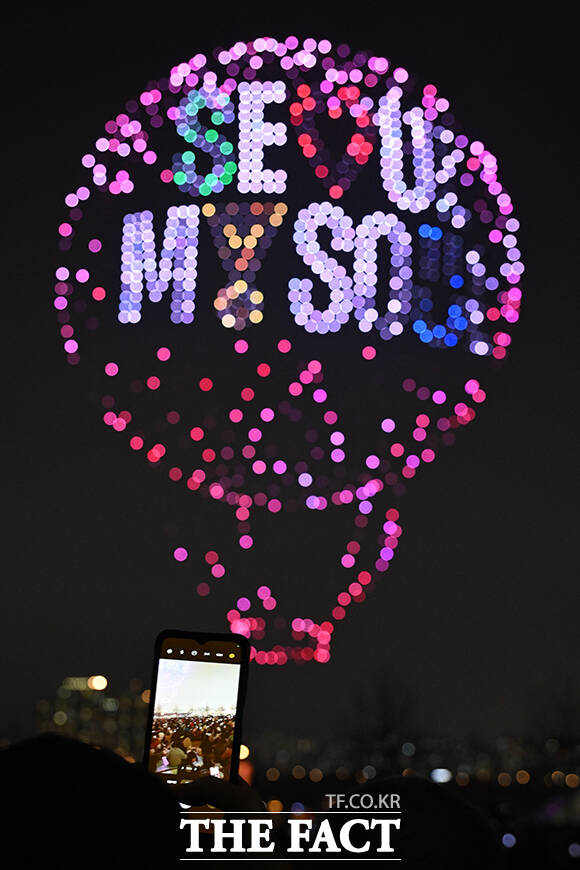 ‘한강 불빛 공연’(드론 라이트 쇼)이 10일 오후 서울 영등포구 여의도한강공원에서 펼쳐지고 있다. /김성렬 기자