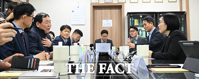 한성숙 중소벤처기업부 장관이 10일 오전 경기 부천시의 플라스틱 사출 중소기업 신광엠앤피를 방문해 플라스틱의 원재료를 살펴보고 있다. /부천=남윤호 기자