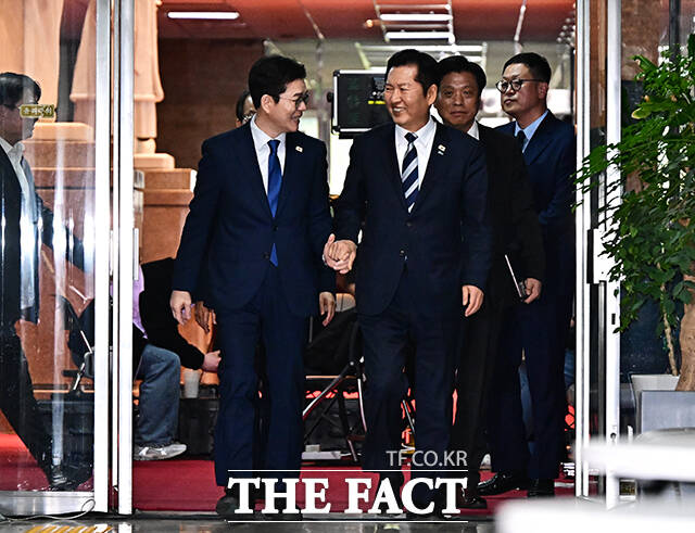 더불어민주당 서울시장 최종 후보로 확정된 정원오 후보(왼쪽)가 10일 오후 서울 여의도 국회에서 정청래 대표와 함께 면담을 위해 이동하고 있다. /국회=배정한 기자