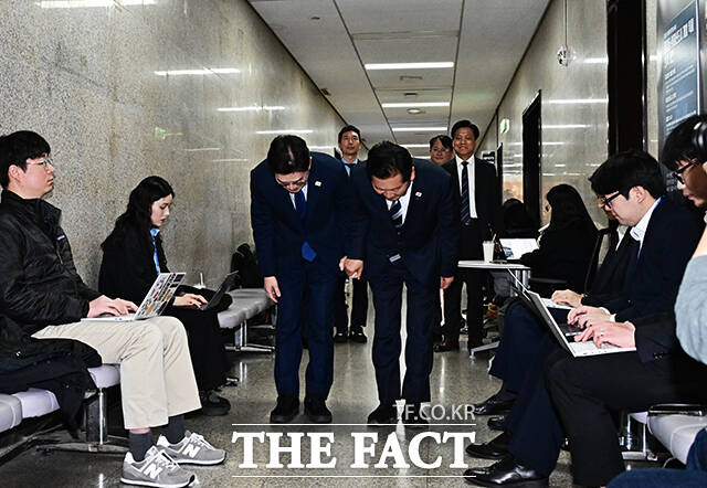 더불어민주당 서울시장 최종 후보로 확정된 정원오 후보(왼쪽)가 10일 오후 서울 여의도 국회에서 정청래 대표와 함께 면담을 위해 이동하고 있다. /국회=배정한 기자