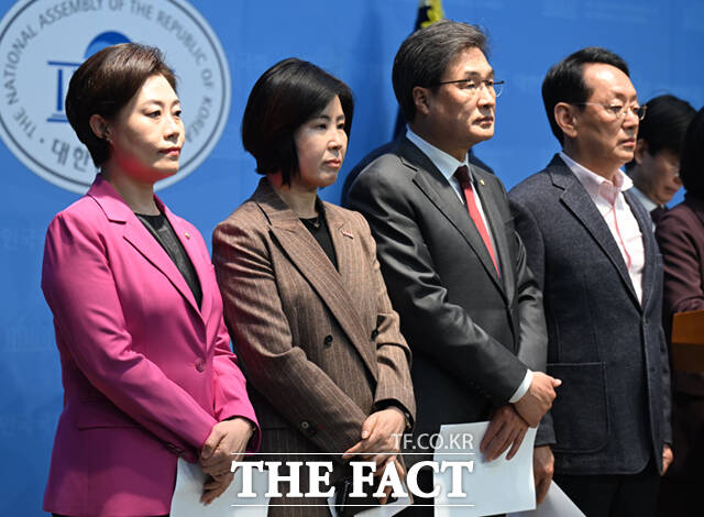 국민의힘 부산 지역 국회의원들이 10일 서울 여의도 국회 소통관에서 더불어민주당 부산시장 후보인 전재수 의원에 대한 합수본의 불기소 결정에 대한 규탄 기자회견을 하고 있다. /국회=이새롬 기자