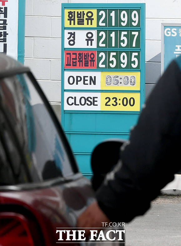 3차 석유 최고가격제 시행 첫날인 10일 오전 서울 성동구의 한 주유소 안내판 앞으로 주유를 마친 오토바이가 지나가고 있다. /박상민 기자