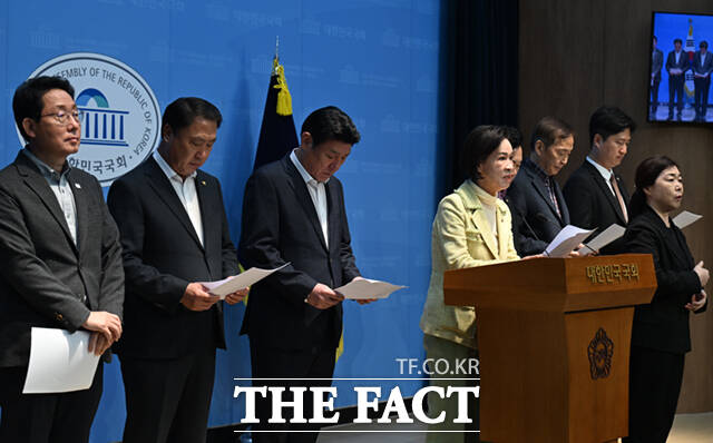 이인선 의원을 비롯한 국민의힘 대구 지역구 의원들이 10일 서울 여의도 국회 소통관에서 기자회견을 열어 대구시장 경선 관련 입장을 밝히며 고개 숙여 사과하고 있다. /국회=이새롬 기자
