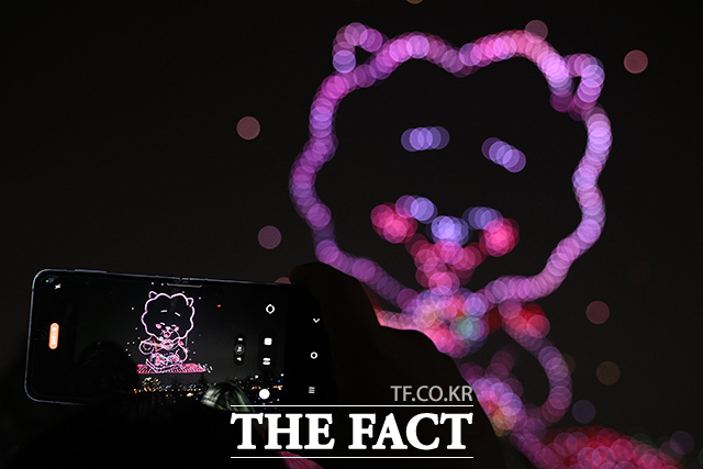 ‘한강 불빛 공연’(드론 라이트 쇼)이 10일 오후 서울 영등포구 여의도한강공원에서 펼쳐지고 있다. /김성렬 기자