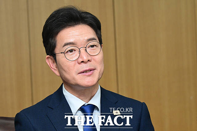 이날 이중근 대한노인협회장, 정원오 더불어민주당 서울시장 후보, 고광선 대한노인회 서울시연합회장(왼쪽부터)이 면담을 앞두고 기념촬영 하는 모습.