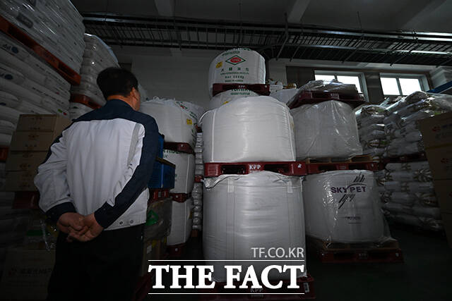 중동전쟁 여파로 플라스틱 원료인 나프타 등 화학물질 수급 불안이 이어지는 가운데 10일 오전 경기 부천시의 플라스틱 사출 중소기업 신광엠앤피에 관계자가 플라스틱 원재료를 바라보고 있다. /부천=남윤호 기자