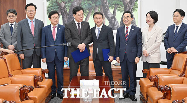 한병도 더불어민주당 원내대표와 송언석 국민의힘 원내대표 등이 10일 오후 서울 여의도 국회 운영위원장실에서 2026년도 제1회 추가경정예산안 본회의 처리에 합의한 뒤 기념촬영을 하고 있다. 왼쪽부터 왼쪽부터 박형수 국민의힘 예결위 간사, 유상범 원내운영수석부대표, 송 원내대표, 한 원내대표, 천준호 더불어민주당 원내운영수석부대표, 이소영 예결위 간사. /국회=배정한 기자