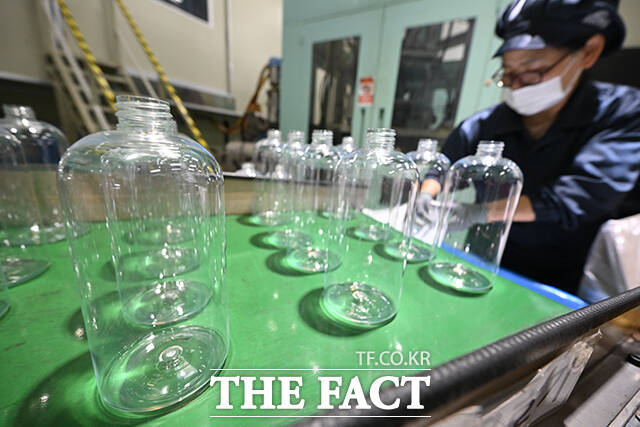 중동전쟁 여파로 플라스틱 원료인 나프타 등 화학물질 수급 불안이 이어지는 가운데 10일 오전 경기 부천시의 플라스틱 사출 중소기업 신광엠앤피에 관계자가 플라스틱 원재료를 바라보고 있다. /부천=남윤호 기자